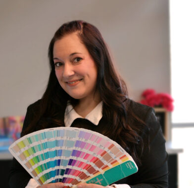 Femme montrant éventail de palettes de couleur